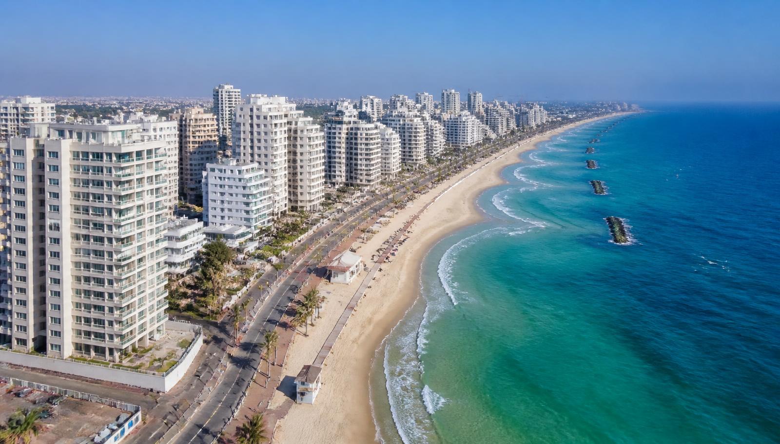 קו החוף של בת ים ובנייני המגורים לאורך הטיילת